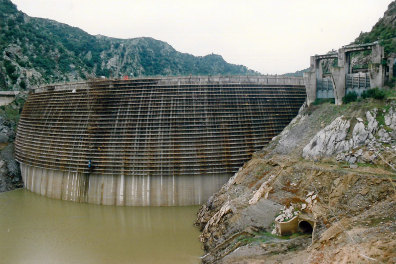 La diga durante i lavori di risanamento delle fessurazioni, alla fine degli anni ’90